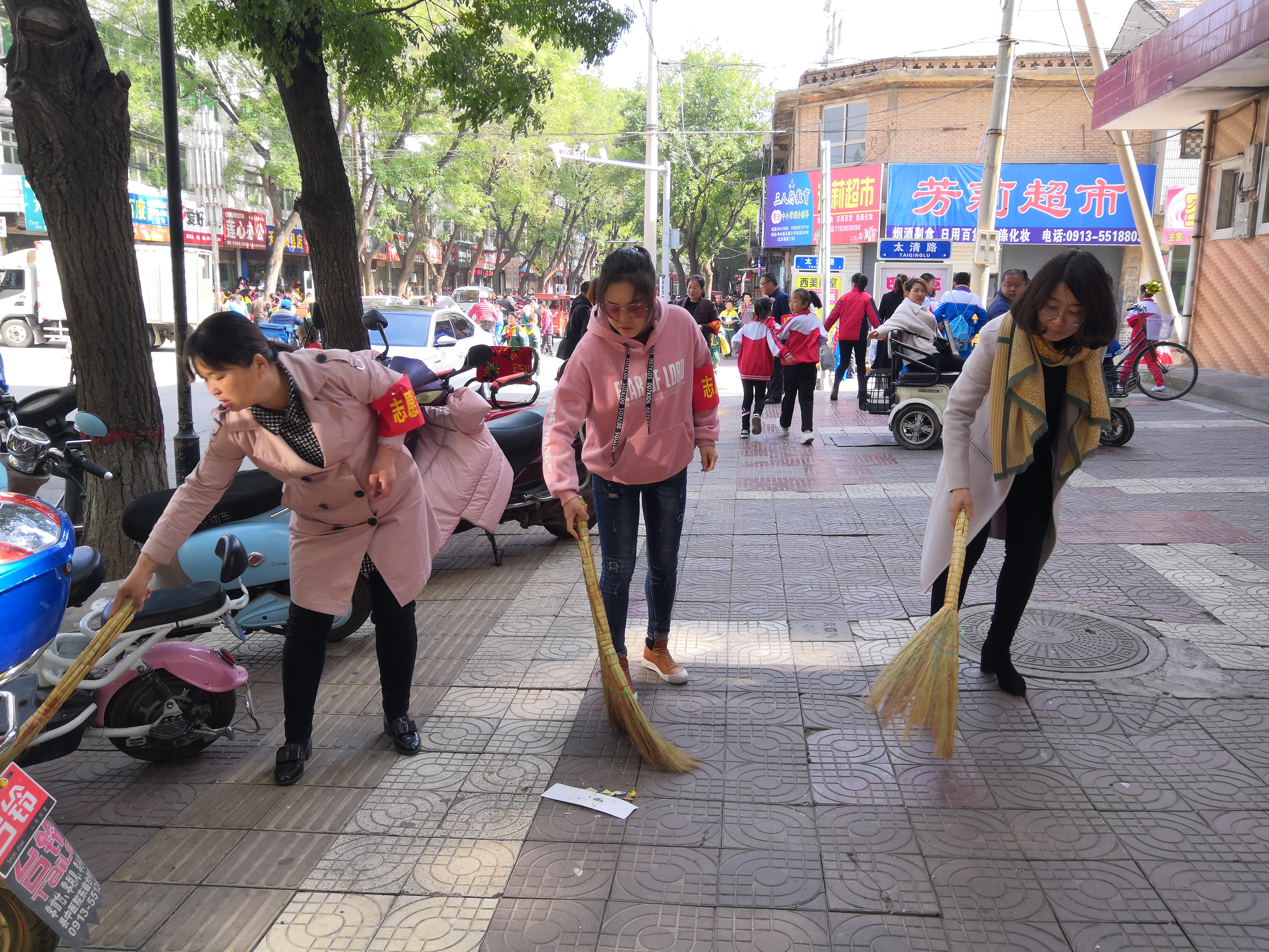 志愿者打扫卫生.jpg