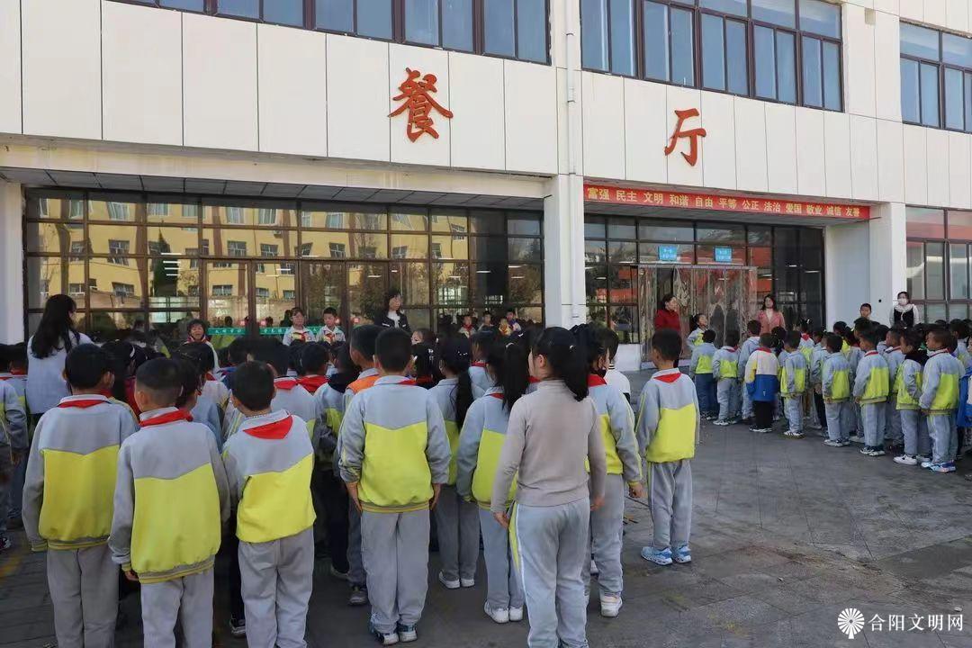 餐前诵读  打造文明风景线.jpg